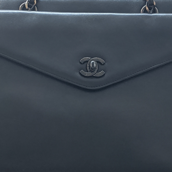 CHANEL Handbags - 🎉 SALE 🎉 CHANEL BlACK BAG FRONT FLAP CHAIN TOTE More Pics!🎉 Vintage! 🦄